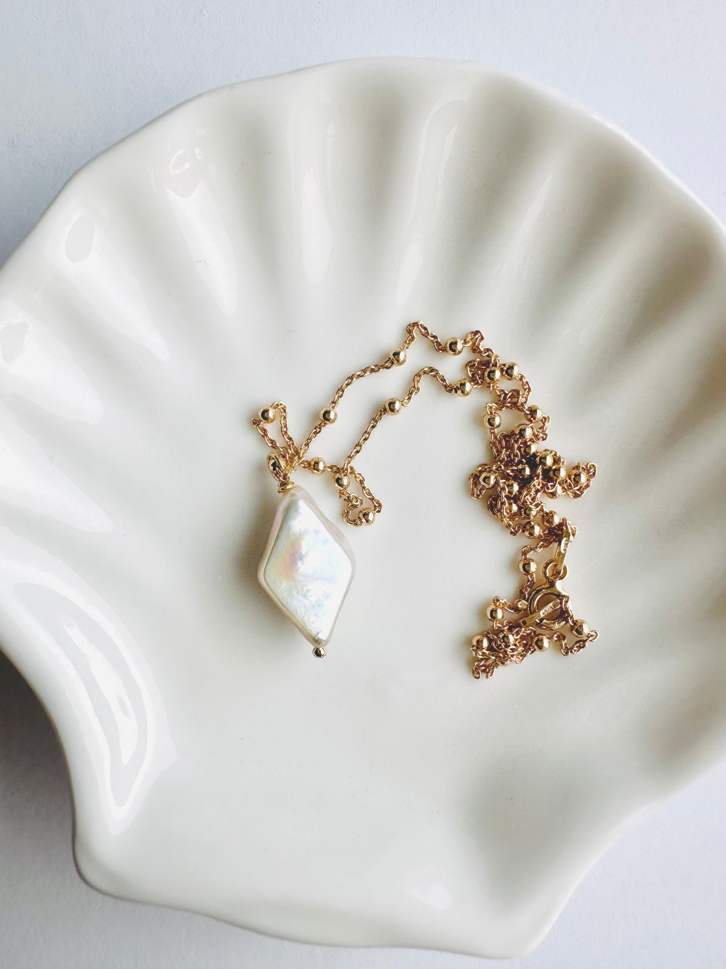 Rhoelle Necklace - 18k gold Plated Silver with a Pearly Pendant