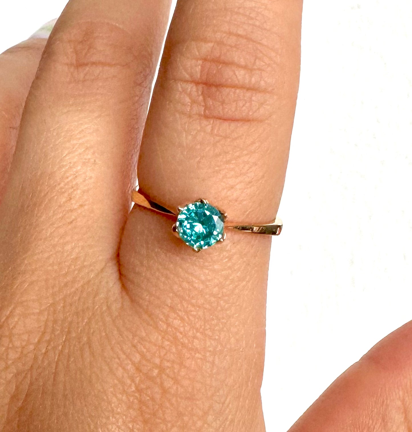 Seaside - 18k Gold ring with an Aquamarine Zircon